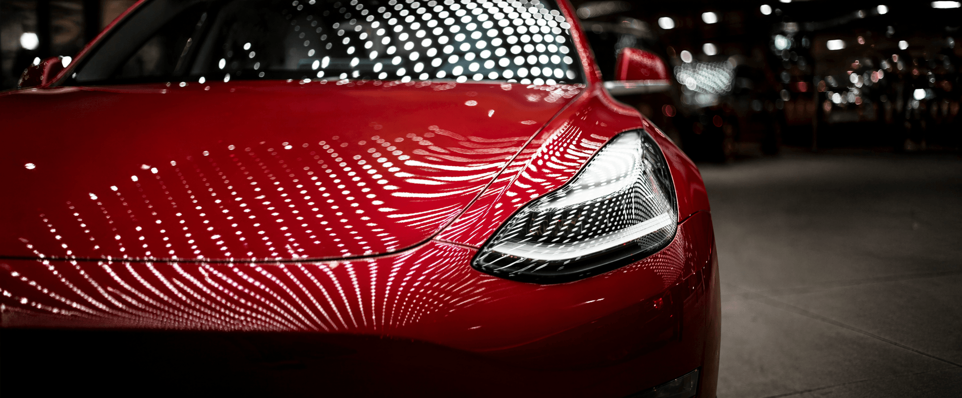 Tesla roșu în atelierul T-Expert din București, pregătit pentru diagnoză